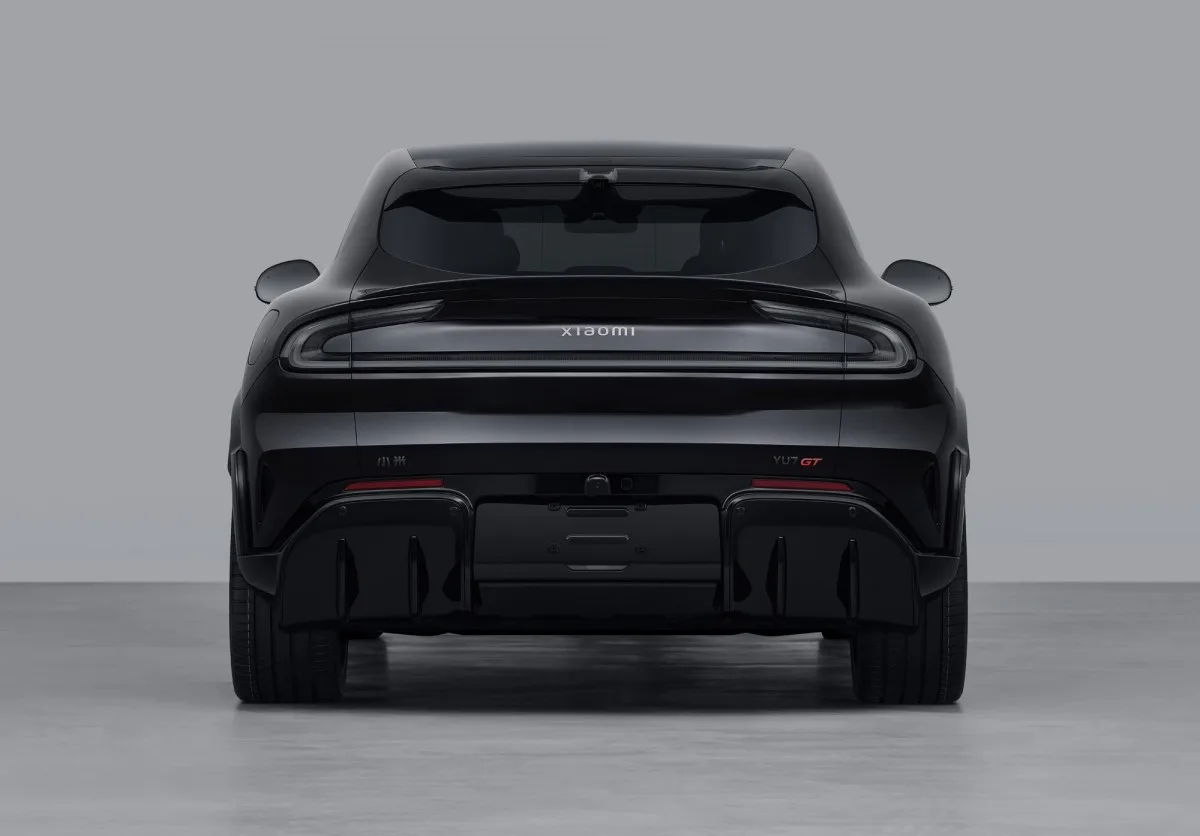 Design elegant al SUV-ului electric YU7 GT de la Xiaomi.