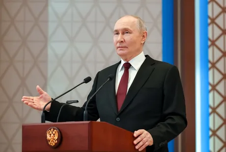 Vladimir Putin susține un discurs, evidențiind schimbările strategice în securitate.