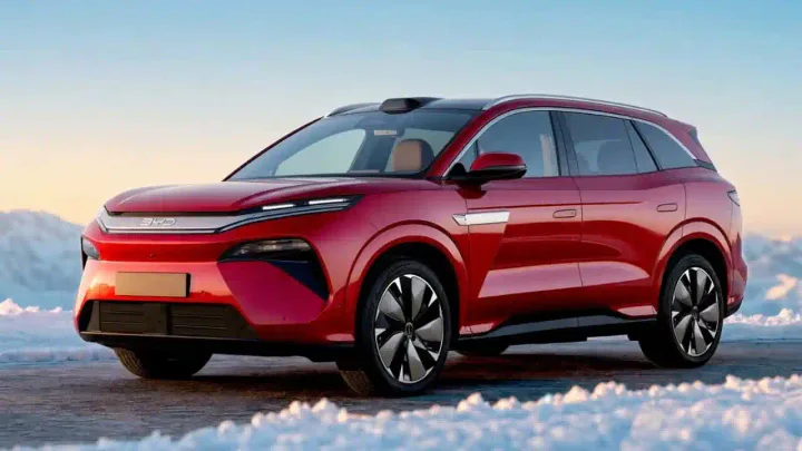 SUV-ul electric ATTO 8 de la BYD, cu design modern și capacitate mare.