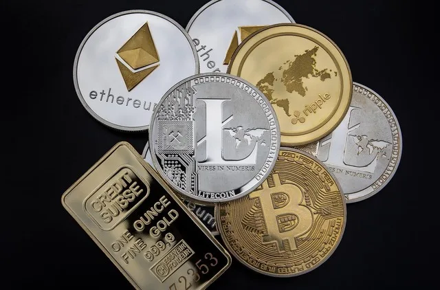 Diversitate de criptomonede, inclusiv Bitcoin și Ethereum, pe un fundal întunecat.