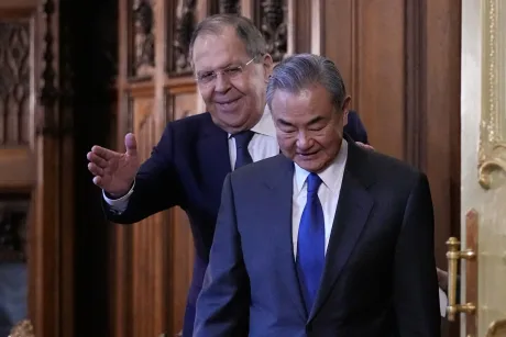 Serghei Lavrov și Wang Yi la o întâlnire oficială în Beijing.