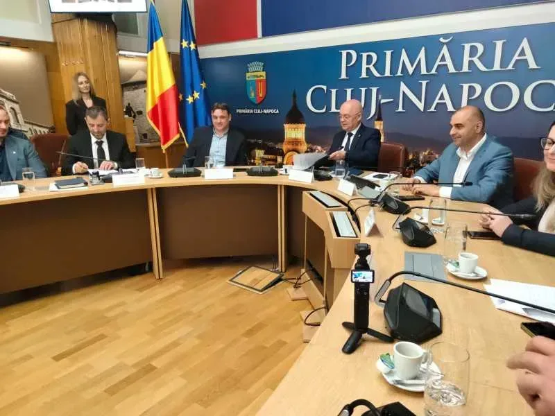 Călin Georgescu discutând despre competiția de gimnastică la Cluj.