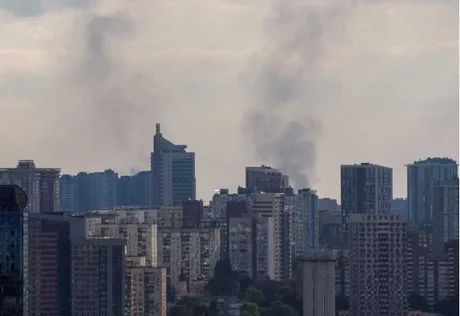 Fum ridicându-se deasupra clădirilor din Kiev după atacul cu dronă.