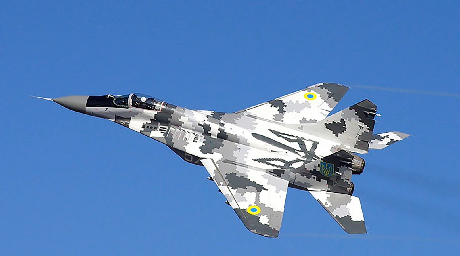 Avion de vânătoare MiG-29 în zbor, cu un design camuflat specific Ucrainei.