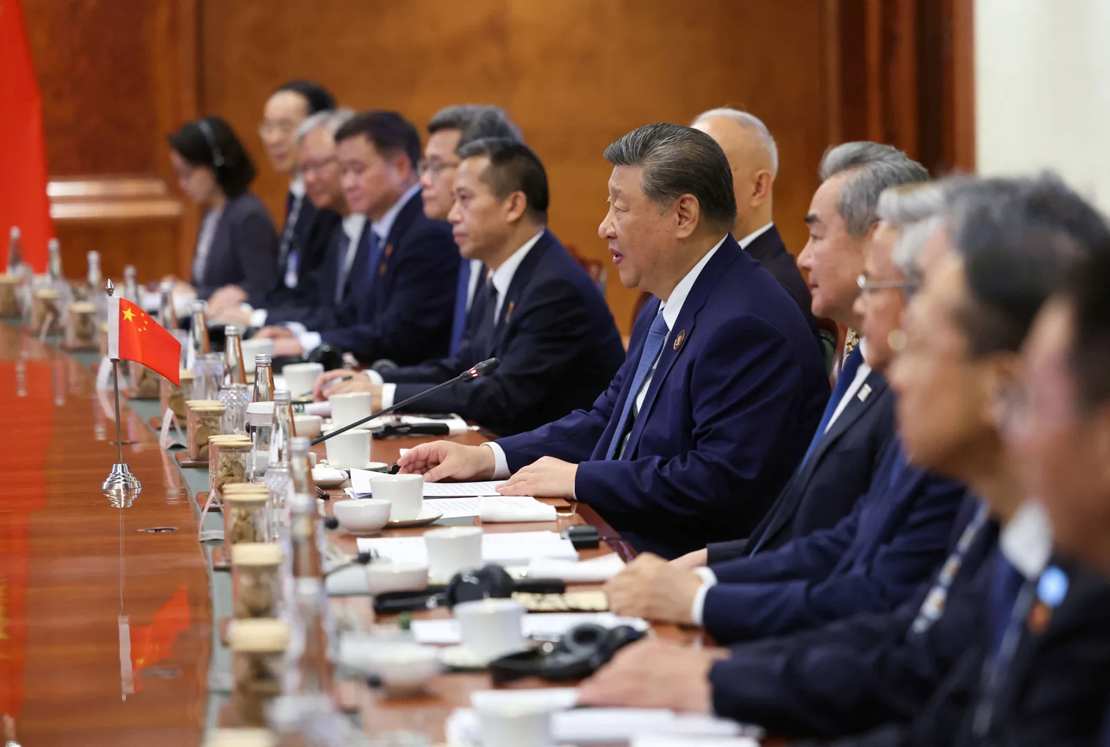 Discuții diplomatice între lideri la un summit internațional important.