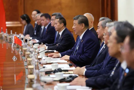 Discuții diplomatice între lideri la un summit internațional important.