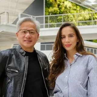 Mira Murati și un partener discutând despre tehnologia AI.