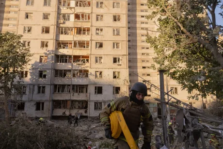 Clădire avariată în urma atacurilor aeriene din Kiev, cu pagube semnificative.