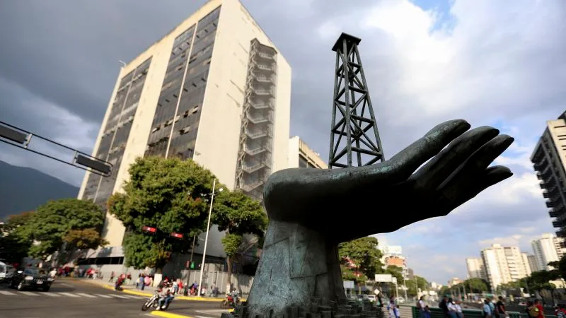 O sculptură reprezentând o mână și o sonde petrolieră în Venezuela.
