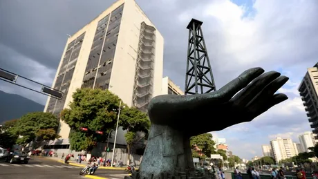 O sculptură reprezentând o mână și o sonde petrolieră în Venezuela.