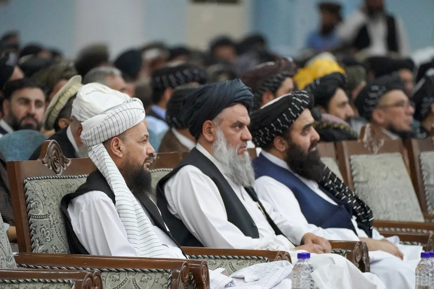 Reprezentanți ai guvernului taliban la o întâlnire importantă.