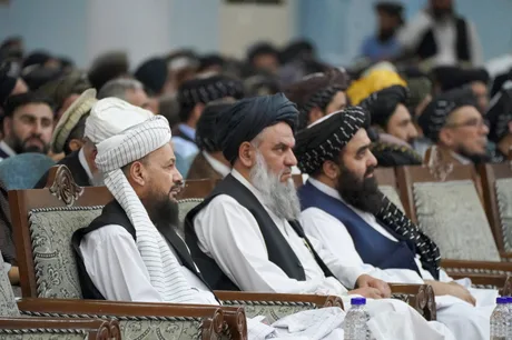 Reprezentanți ai guvernului taliban la o întâlnire importantă.