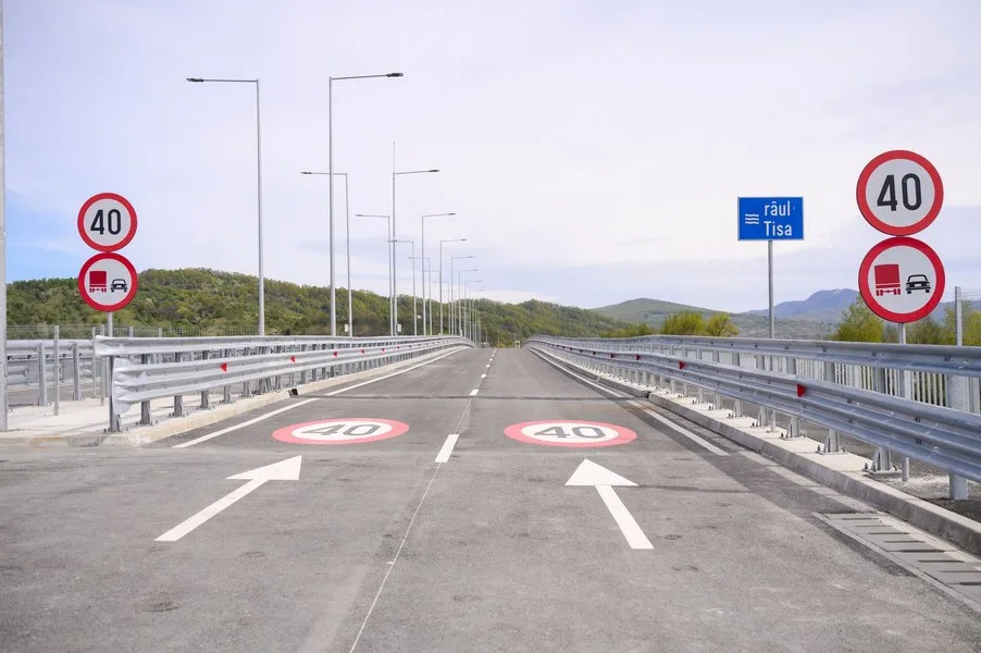 Noul pod rutier peste Tisa va facilita traficul între România și Ucraina.