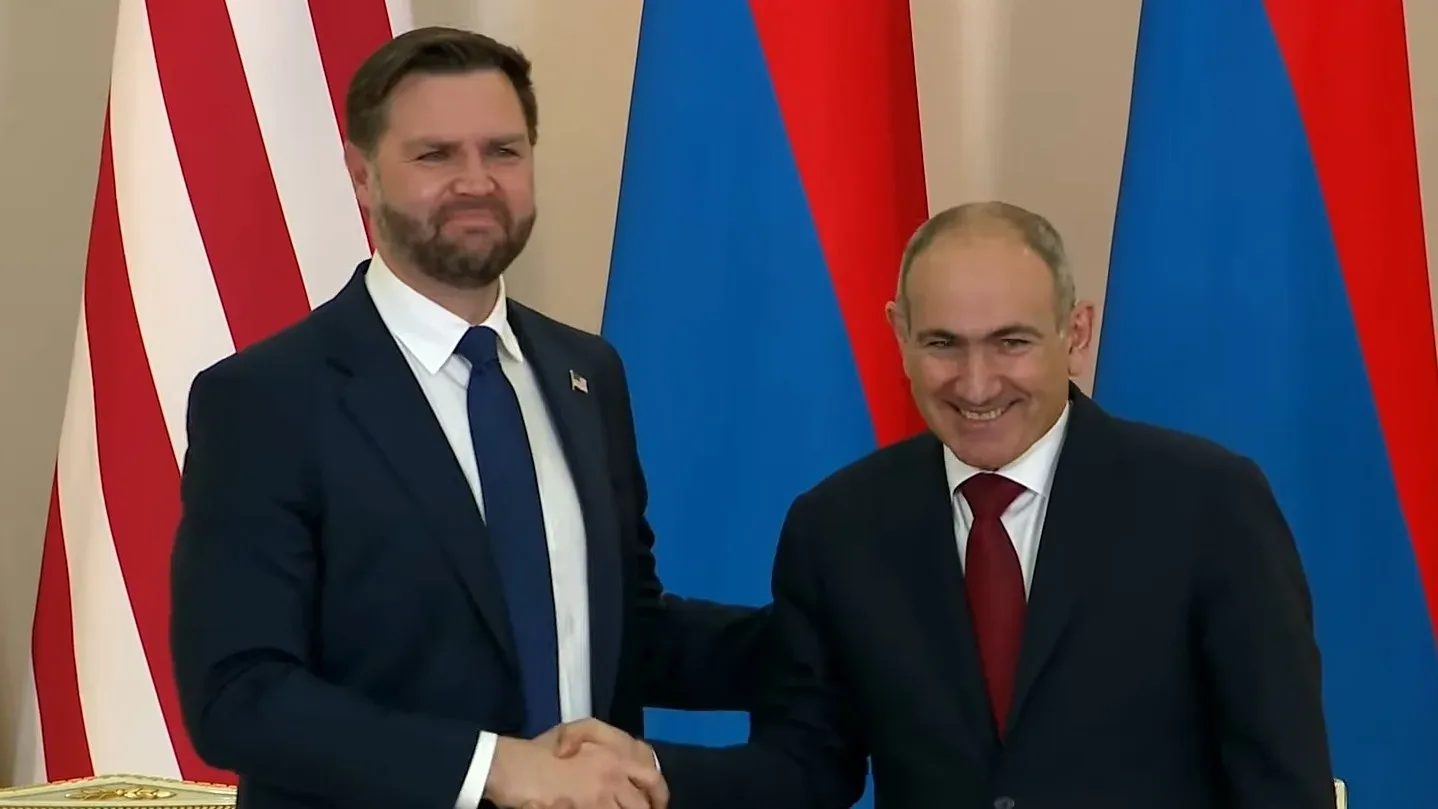 Premierul Pașinian și un oficial străin la o întâlnire diplomatică importantă.