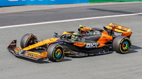 Mașină de Formula 1 pe circuit, cu design modern și culori vibrante.