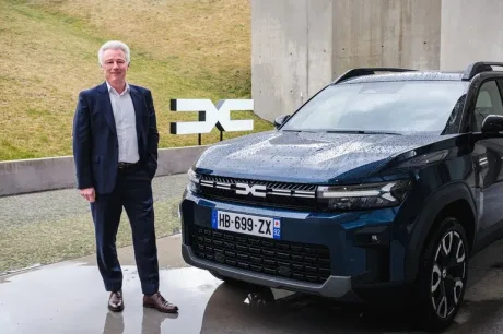 Frank Marotte la standul Dacia, prezentând noile modele la Salonul Auto.