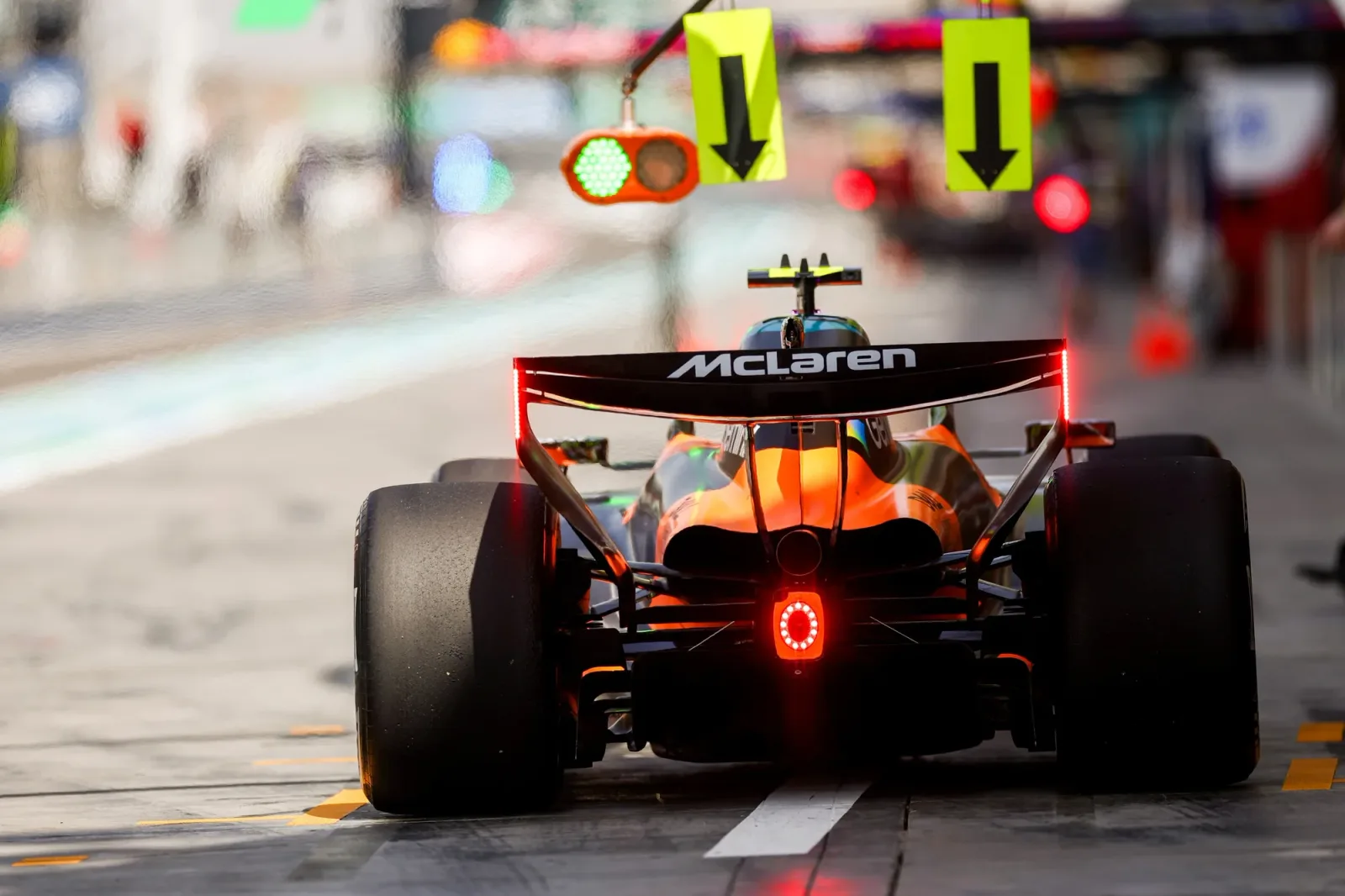 Mașină de Formula 1 McLaren în pit stop, semnalizând plecarea.