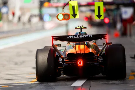 Mașină de Formula 1 McLaren în pit stop, semnalizând plecarea.