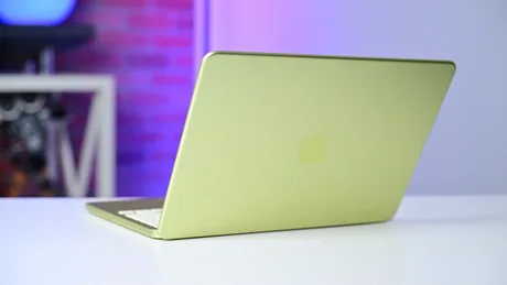 Laptop MacBook Neo de la Apple, cu un design elegant și modern.