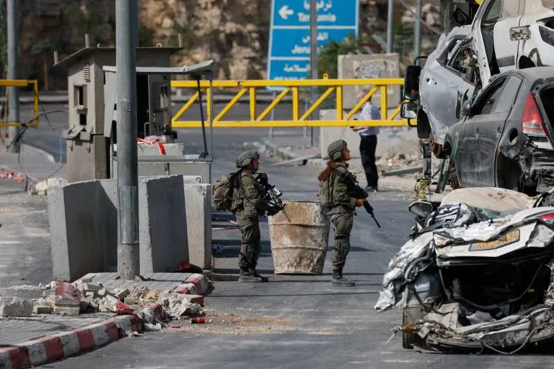 Soldați israelieni patrulează într-o zonă de conflict din Hebron.