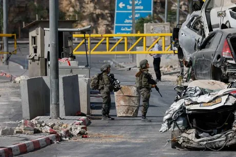 Soldați israelieni patrulează într-o zonă de conflict din Hebron.