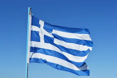 Steagul Greciei fluturând pe un fundal albastru senin.