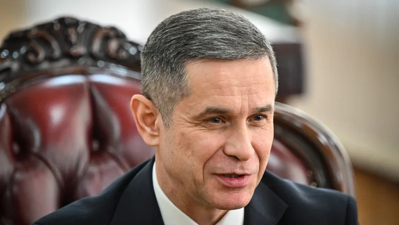 Ministrul Apărării discută despre limba oficială la o conferință de presă.