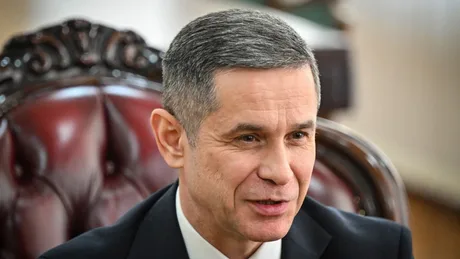 Ministrul Apărării discută despre limba oficială la o conferință de presă.