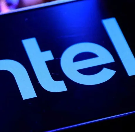 Logo Intel iluminat pe un fundal albastru, simbolizând inovația în tehnologie.