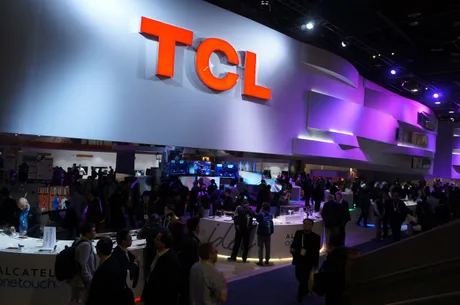 Standul TCL la un târg de tehnologie, cu mulți vizitatori.