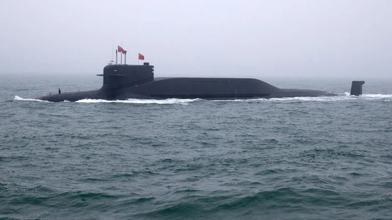 Submarin chinezesc navigând pe oceanul Pacific în timpul unui test militar.