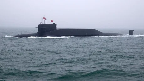Submarin chinezesc navigând pe oceanul Pacific în timpul unui test militar.