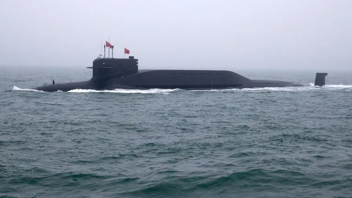 Submarin chinezesc navigând pe oceanul Pacific în timpul unui test militar.
