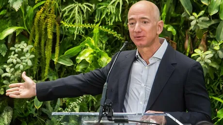Jeff Bezos discutând despre inovațiile în domeniul inteligenței artificiale fizice.
