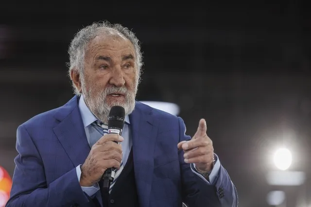 Ion Țiriac discutând despre dezvoltarea complexului sportiv din Brașov.
