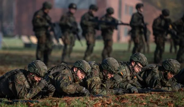 Soldați germani în timpul unui exercițiu militar, pregătindu-se pentru misiuni viitoare.