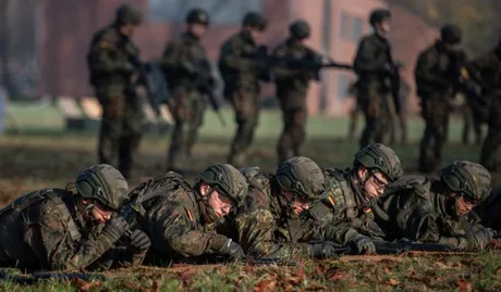 Soldați germani în timpul unui exercițiu militar, pregătindu-se pentru misiuni viitoare.