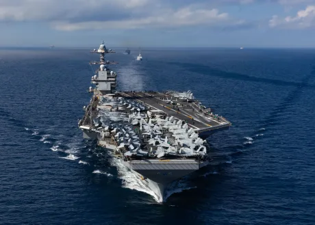 Portavionul USS Dwight D. Eisenhower navigând pe mare.