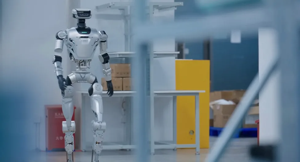 Roboți umanoizi într-un mediu industrial, pregătiți pentru utilizare.