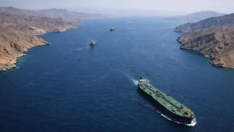 Vas petrolier navigând în Golful Persic, pe fundal munti.
