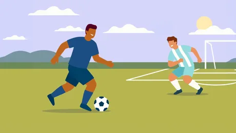 Doi jucători de fotbal se află pe teren, alergând după minge.