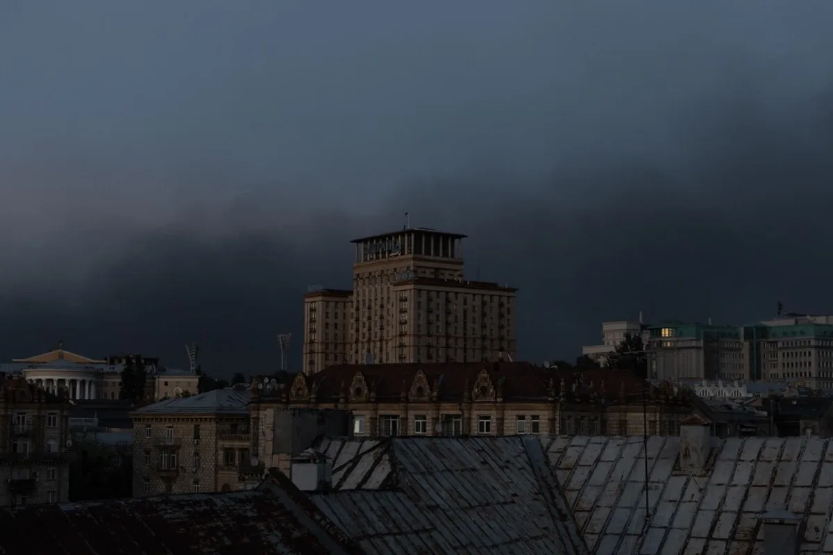 Fum gros se ridică deasupra clădirilor din Kiev după atacul cu rachete.