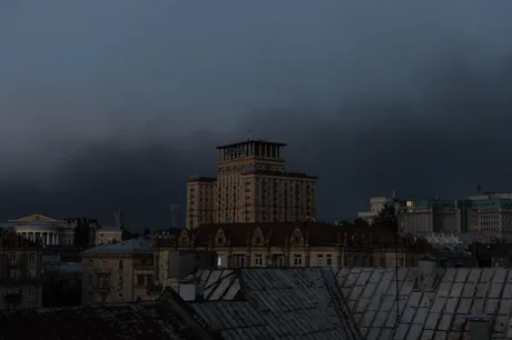 Fum gros se ridică deasupra clădirilor din Kiev după atacul cu rachete.