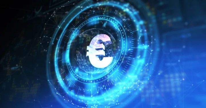 Simbolul euro-ului digital într-un mediu tehnologic avansat.
