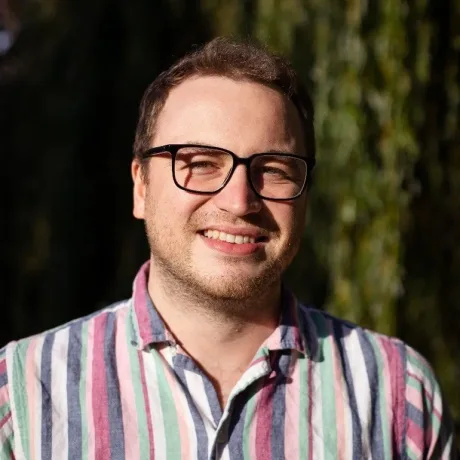 Ciprian Florescu, co-fondator al fintechului danez, zâmbește în natură.