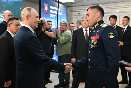 Vladimir Putin discută cu oficiali în timpul unei vizite în Buriatia.