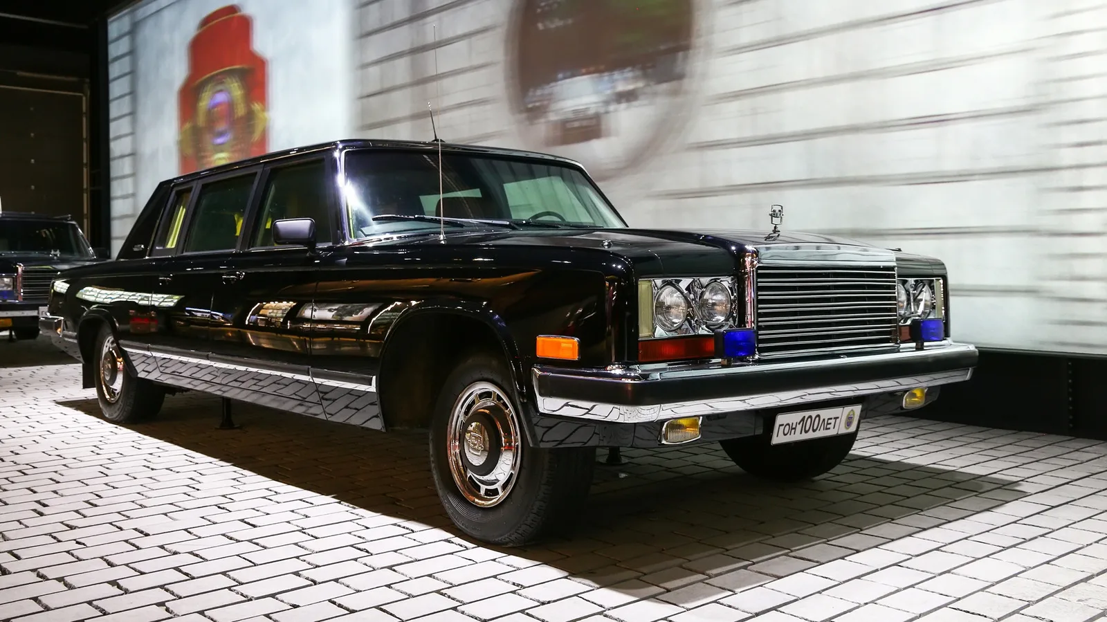 Limuzina ZIL-4104, un simbol al ingineriei sovietice, cu motor V8 puternic.