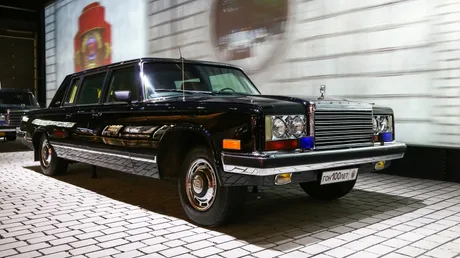 Limuzina ZIL-4104, un simbol al ingineriei sovietice, cu motor V8 puternic.