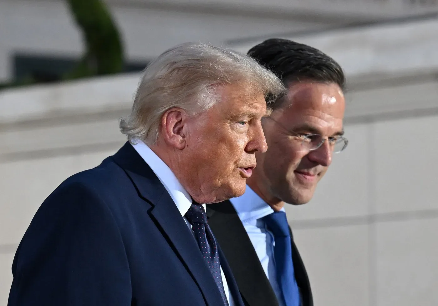 Lideri NATO discutând despre cheltuielile de apărare și contracte de armament.