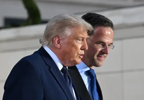 Lideri NATO discutând despre cheltuielile de apărare și contracte de armament.